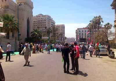 جانب من توافد المتظاهرون على مسجد المرسي أبو العباس بالإسكندرية