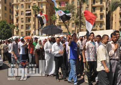 عشرات المتظاهرين فى مسيرة بميدان التحرير أمس ضد الإعلان الدستورى المكمل وحل البرلمان تصوير- صموئيل محسن