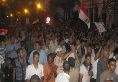 تجمع النشطاء بعد أن وصلوا إلى ميدان التحرير في وسط الميدان مرددين هتافات منددة بجكم العسكر