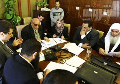 أعضاء اللجنة التشريعية في أثناء الاستماع لمساعد وزير العدل حول قضية التمويل الأجنبي    تصوير: محمد الميموني