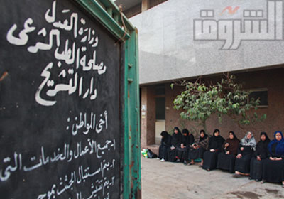 أهالى الشهداء أمام المشرحة فى انتظار انتهاء التشريح تصوير على هزاع