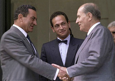 مبارك في لقاء مع فرانسوا ميتران
