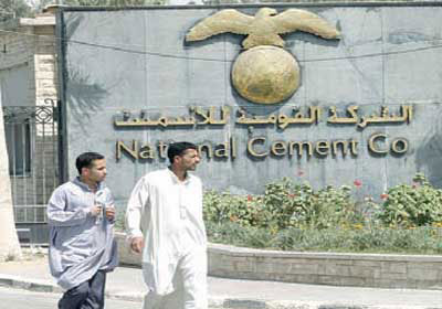 عمال يومية الأسمنت يدفعون ثمن مناورات الساسة والأحزاب