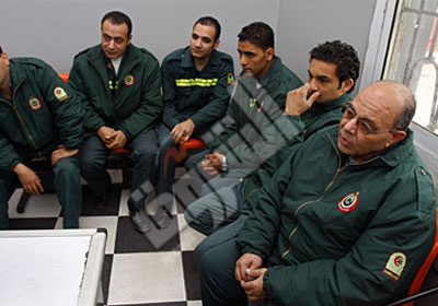 رجال الإسعاف يبحثون عن حقوقهم