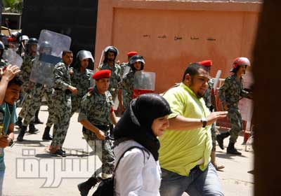 الشرطة العسكرية تطارد أهالى المعتقلين أمام النيابة تصوير  محمد نوهان