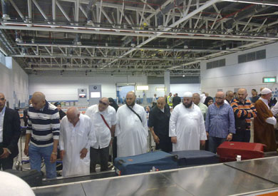 عدد من الحجاج المصريين فى صالات المغادرة بمطار القاهرة - ارشيفية