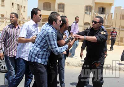 الشرطة تفصل بين أسر الشهداء وأنصار مبارك بعد النطق بالحكم تصوير- روجيه أنيس