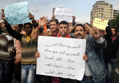 محاكمة عمر سليمان ظلت مطلباً دائماً في مظاهرات الثورة    (أ. ف. ب)