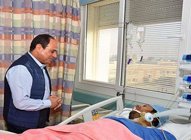 «السيسي» يزور «الحايس» بمستشفى الجلاء العسكري