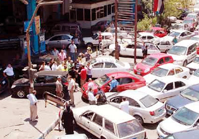 المواد البترولية: مصر تمر بأسوأ أزمة وقود Queues at petrol stations1607