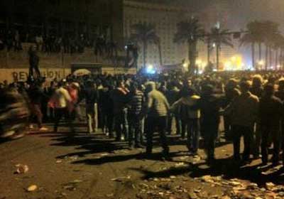 المتظاهرون يعتلون مدرعات الجيش عقب السيطرة على شارع محمد محمود