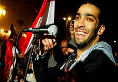 المطرب رامي عصام، والمعروف بـ"مطرب الثورة"