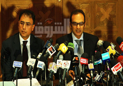 قاضيا التحقيقات خلال المؤتمر الصحفي الذي أعلنا فيه الاتهامات للمنظمات الحقوقية   تصوير: لبني طارق