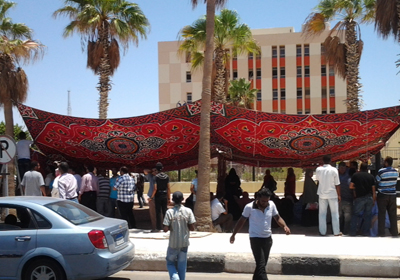 تظاهر المئات من الوافدين والبدو وعدد من أفراد الشرطة أمام ديوان مديرية أمن جنوب سيناء