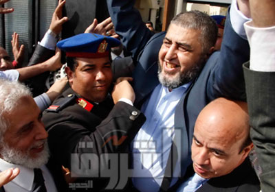 الشاطر بعد أن تقدم للرئاسة أمس الأول أمام اللجنة تصوير - على هزاع