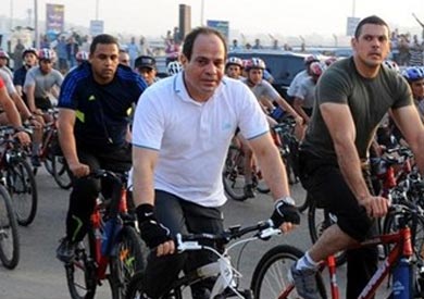 الرئيس عبد الفتاح السيسي خلال ماراثون الدراجات - أرشيفية