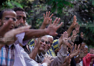 متظاهرون إخوان يلوحون بإشارة رابعة - تصوير:محمد نوهان