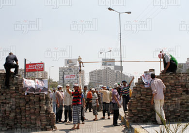الاخوان يحصنون اعتصامهم في رابعة العدوية بالطوب - تصوير : صبري خالد