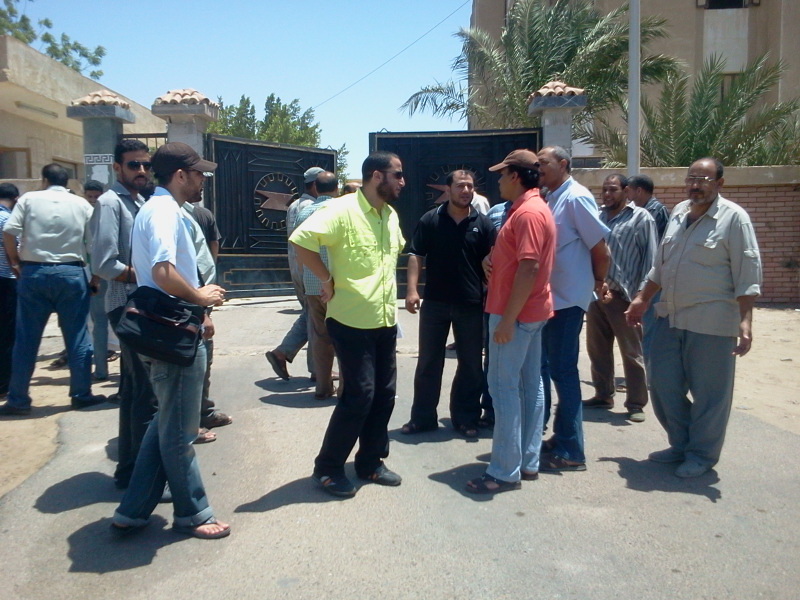 موظفو شركة كهرباء السويس أثناء الإضراب