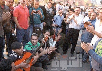 شباب الثورة يرددون أغاني في ميدان التحرير أول أمس- تصوير :راندا شعث