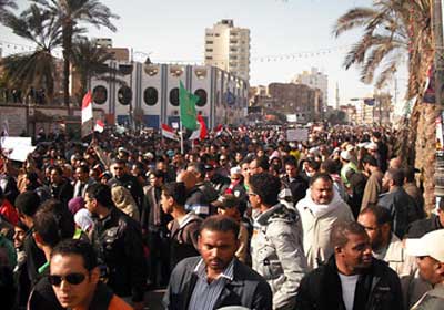 الآلاف من سكان مدينة السويس أحيوا الذكرى الأولى لثورة 25 يناير