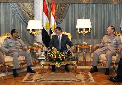 الرئيس مرسى فى حضور طنطاوى وعنان