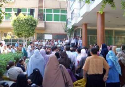 سبق أن اعتصم المعلمون ببني سويف من قبل وأضربوا عن الطعام، ودخل 5 منهم للمستشفى العام ببني سويف لمدة 18 يومًا دون استجابة من المسؤولين