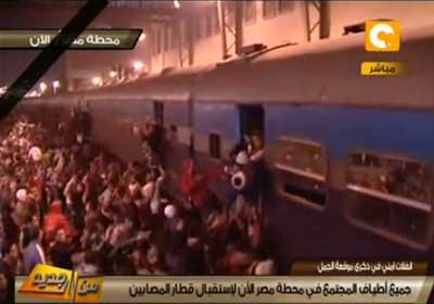 جموع من المحتشدين بمحطة مصر في استقبال ضحايا أحداث استاد بورسعيد