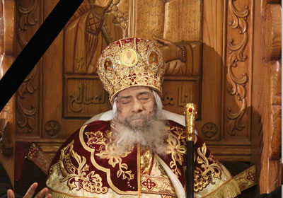 جثمان البابا شنودة علي المقعد البابوي بالكاتدرائية في وداعه     (أ. ف. ب)