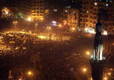 مئات المتظاهرين المصريين من مختلف الحركات السياسية والشبابية في ميدان التحرير، فجر اليوم الجمعة