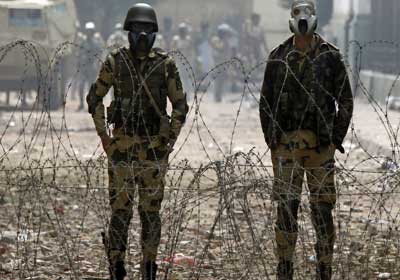 عناصر من القوات المسلحة المصرية يرتدون أقنعة واقية لتفادي غازات القنابل بميدان التحرير