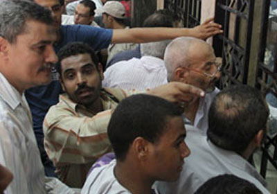 ازدحام المواطنين امام شباك حجز تذاكر السكة الحديد بمحطة رمسيس - أرشيفية