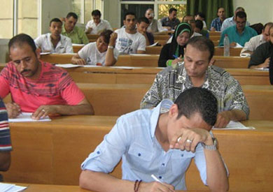 انتظام الامتحانات الجامعية في جامعتي الأزهر وأسيوط
