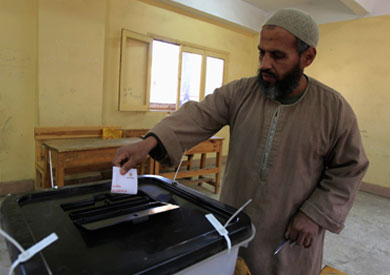 أحد المواطنين يدلي بصوته في عملية الاستفتاء على الدستور - أرشيفية