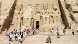 عرض أوانِ أثرية مصرية بمتحف الأقصر الفرعوني أمام السياح