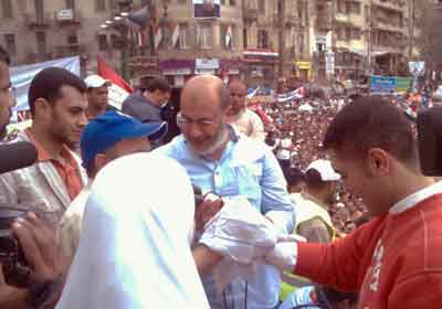 الدكتور صفوت حجازي يعقد قران شاب وفتاة بميدان التحرير خلال فعاليات مليونية إنقاذ الثورة