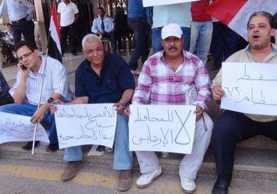 العاملين في السياحة توعدو بالبقاء في الشارع لحين عزل الخياط