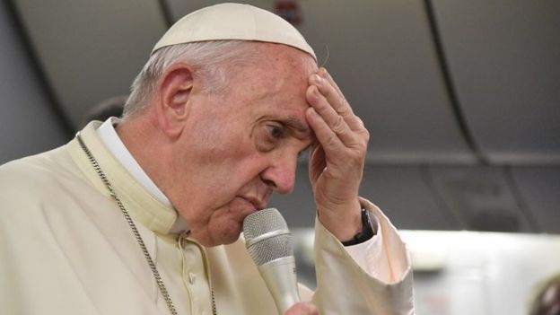 البابا فرانسيس كرر أنه يعتقد أن القس باروس بريء