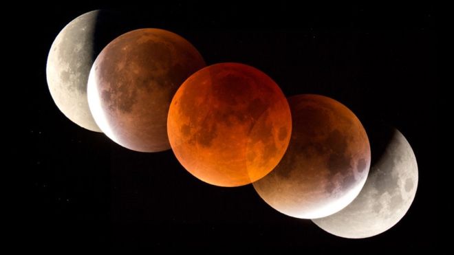 القمر يبدو باللون الأحمر أثناء الخسوف مع تلاشي ضوء الشمس أثنار رحلته نحو الغلاف الجوي للأرض