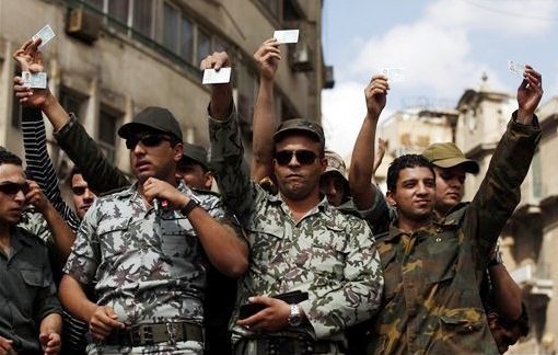 صورة أرشيفية لمجموعة من ضباط 8 أبريل في التحرير