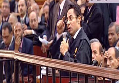 المحامي خالد أبو بكر أثناء مرافعته في قضية قتل المتظاهريين