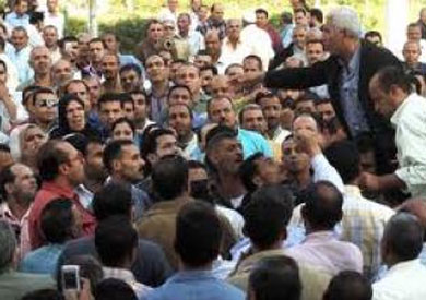 عمال مضربون