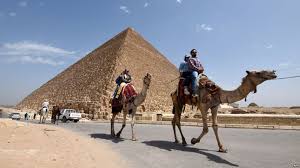 مغامران يصلان إلى القاهرة ضمن جولة عبر القارات السبع