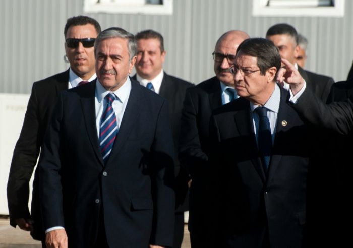 الرئيس القبرصي نيكوس اناستاسياديس، والزعيم التركي القبرص مصطفى اكينجي