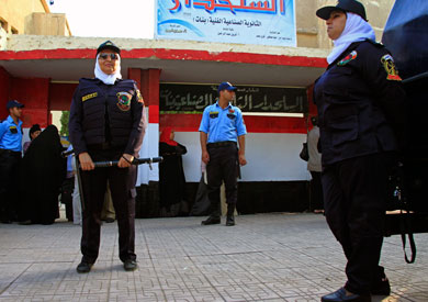 ضابطتا «مكافحة العنف ضد المرأة» من أمام إحدى المدارس: نواجه المتحرشين بصاعق كهربائي