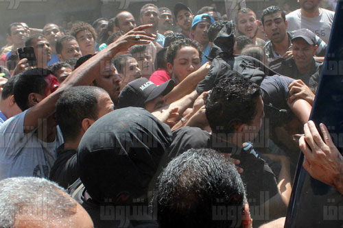 الاعتداء على احمد عبد الجواد مصور جريدة الشروق اثناء تغطية فعاليات اليوم بالمعادى  - خاص الشروق