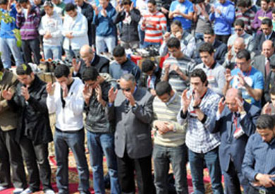عشرات من طلاب جامعة القاهرة يؤدون صلاة الغائب