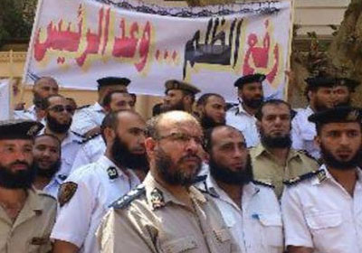 وقفة للضباط الملتحين