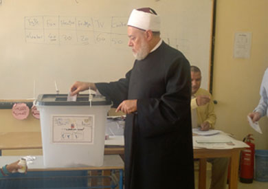 الدكتور علي جمعة أثناء تصويته في انتخابات سابقة
