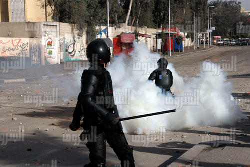 جنديان من قوات الأمن المركزي يقفان أمام بوابة المدينة الجامعية للطلبة - تصوير:علي هزاع
